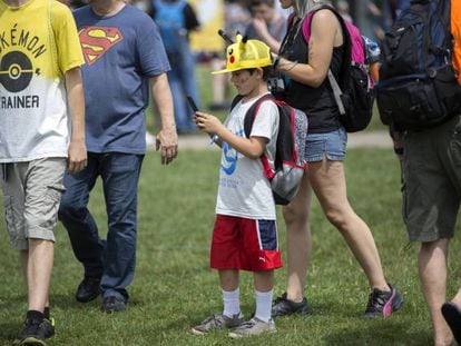 Un niño intenta conectarse en el Pokémon Go Fest de Chicago, en verano de 2017.