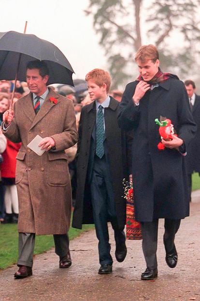 A lo largo del tiempo Carlos de Inglaterra ha apostado por el abrigo para protegerse del frío en sus visitas a Sandringham, una de las principales residencias vacacionales de la reina Isabel II situada en la localidad de Norfolk, a dos horas y media en coche al norte de Londres. En la imagen le vemos acudir a la misa del día de Navidad de 1998.