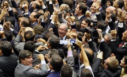 Eduardo Cunha celebra la victoria este domingo.