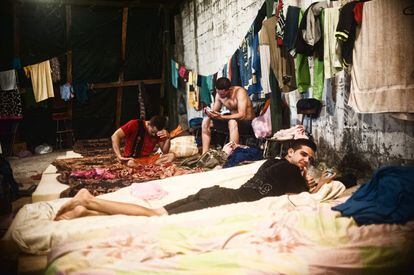 Un grupo de cubanos descansando en un albergue de La Cruz, Guanacaste, Costa Rica.