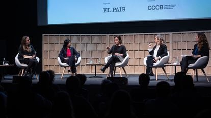 Desde la izquierda: Carla Turró, Lola Garcia, Pepa Bueno, Esther Vera y Neus Tomàs en la conferencia  en el CCCB.