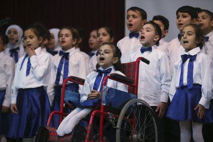 Hibeh (en silla de ruedas) una niña refugiada de Alepo (Siria) canta acompañada de otros niños durante una ceremonia de celebración en Gaziantep (Turquía). Algunos sirios señalan el 18 de marzo como el aniversario del levantamiento contra el presidente Bashar Assad. 