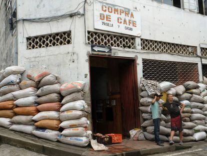 Sacos de granos de café recién cosechados, en la puerta de una tienda que compran a los agricultores, en Apia, Colombia.