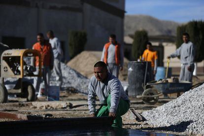 Un grupo de presos trabajan en la construcción de una capilla dentro de la prisión del estado en Ciudad Juárez.