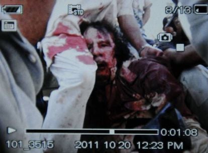 Imagen captada con un teléfono móvil, en el que se ve el cuerpo agonizante de Gadafi en Sirte.
