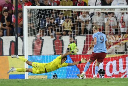 Erling Haaland anota su segundo gol en el partido entre el Sevilla y el Manchester City este martes en el Sánchez Pizjuán.
