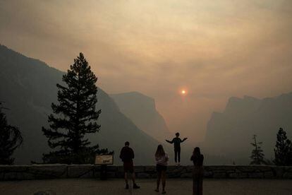 El humo del incendio Ferguson cubre el valle de Yosemite, California, el pasado día 23. El parque nacional lleva 20 días cerrado al público.