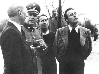 Johan Heesters, a la derecha, durante su visita al campo de exterminio nazi de Dachau en 1941.