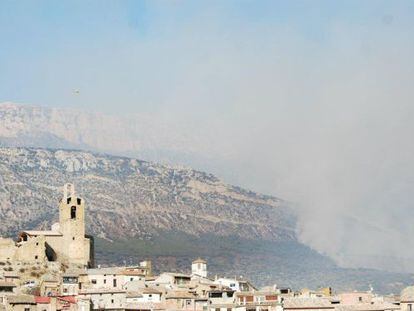 Incendio forestal que se ha declarado en una zona boscosa de la sierra del Montsec d’Ares, en el término municipal de Àger (Noguera).