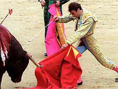 Enrique Ponce utiliza el descabello para matar a un toro, el pasado 8 de junio en La Ventas.