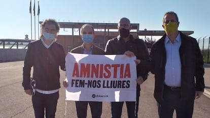 Desde la izquierda, el presidente de Òmnium, Jordi Cuixart, y los exconsellers Jordi Turull, Raül Romeva y Joaquim Forn, al salir de la cárcel de Lledoners (Barcelona), el viernes pasado.