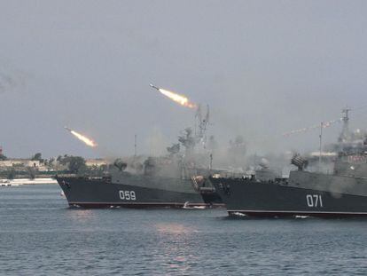 Un buque de guerra ruso dispara durante un ejercicio naval en Sebastopol el 25 de julio