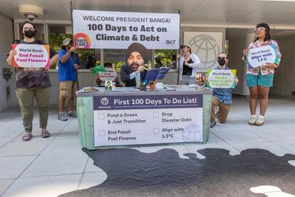 Activistas reclamando al nuevo presidente del Banco Mundial una acción decidida contra el cambio climático, la semana pasada en Washington.