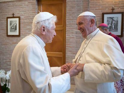 El papa emérito Benedicto XVI y el papa Francisco, en el Vaticano en una imagen de noviembre de 2016. 