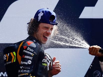 Marco Bezzecchi celebra la victoria en el Gran Premio de Francia.