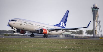 Un avión de la aerolínea escandinava SAS, en el aeropuerto de Amsterdam.
