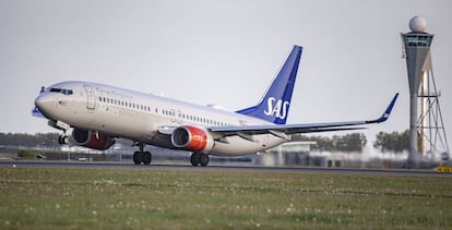 Un avión de la aerolínea escandinava SAS, en el aeropuerto de Amsterdam. 