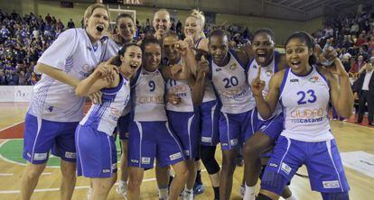 El Ros Casares celebra el título de la Liga española de baloncesto femenino.