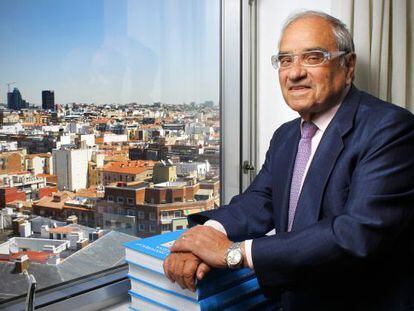 Rodolfo Mart&iacute;n Villa junto a la ventana de su despacho, en el piso 13 del edificio de Endesa, desde donde domina todo Madrid.