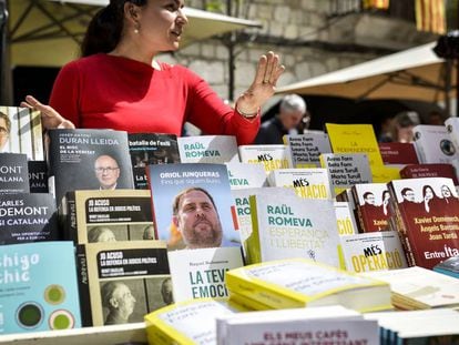 Una parada per Sant Jordi, amb llibres polítics.