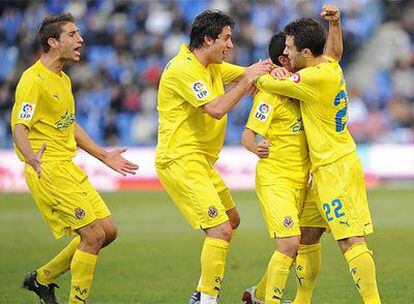 Eguren, Capdevila y Rossi festejan con Ibagaza el gol de este último.