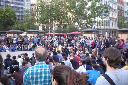 Un grupo de simpatizantes del movimiento 15-M, esta tarde en Valencia.