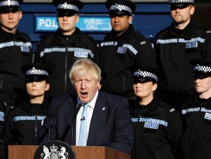 El primer ministro del Reino Unido, Boris Johnson, este jueves en la academia de policía de West Yorkshire. En vídeo, Corbyn dice que está preparado para unas elecciones.