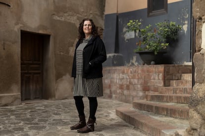 La profesora Sara Ayllón en una calle de Gironella, (Barcelona).