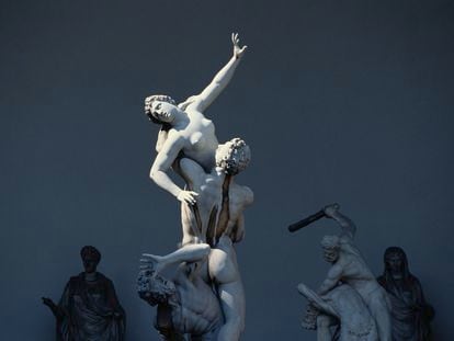 Rapto de las sabinas, escultura de Juan de Bolonia, en la Plaza de la Señoría en Florencia, Italia.