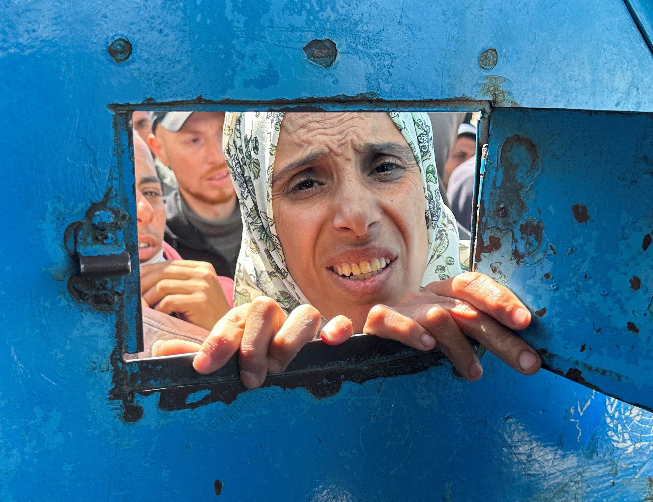 Una mujer mira desde el lado de fuera de un centro de distribución de alimentos en Rafah, al sur de la franja de Gaza, este miércoles.