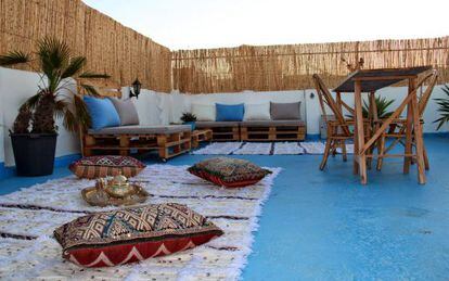 Terraza para tomar té en la tienda Moroccan Natural Secrets de Tánger (Marruecos).