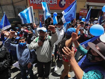 Seguidores del Movimiento Al Socialismo (MAS) el lunes pasado, durante una vigilia frente al Tribunal Supremo de Justicia en La Paz.