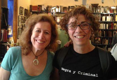 Berna Gonz&aacute;lez Harbour (izquierda) y Carmen Moreno, ayer en la librer&iacute;a Negra y Criminal.