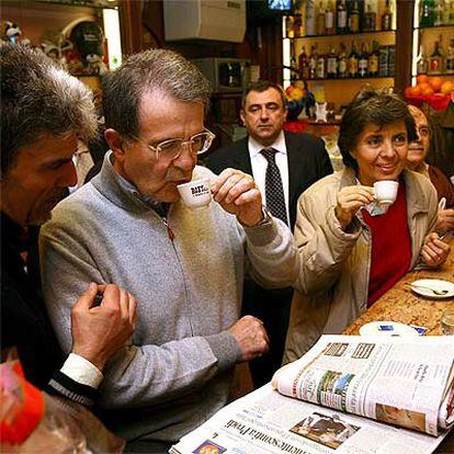 Romano Prodi y su esposa, Flavia, en una cafetería de Bolonia ayer.