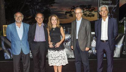 El novelista Roberto Calasso (centro) recibe el Premio Formentor 2016.