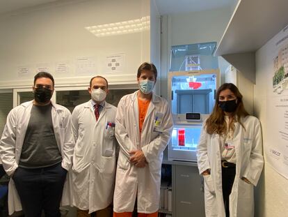 In the center, José Manuel Asencio and Rubén Pérez-Mañanes and, at the ends, Iago González Fernández and Estela Gómez Larrén, pose in front of one of the printers of the Hospital's 3D Printing Unit.