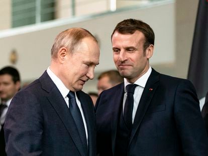 El presidente francés, Emmanuel Macron, (derecha) y el presidente ruso Vladimir Putin, en enero de 2020 en Berlín.