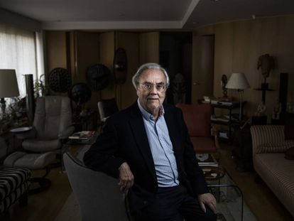 Manuel Gutiérrez Aragón, fotografiado en su casa.