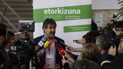 Pello Urizar, elegido secretario general de EA, atiende a los medios durante el congreso.