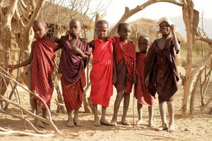La amistad y la solidaridad entre los miembros de esta comunidad es básica. Seguramente, estos niños crecerán y vivirán juntos hasta su vejez. Vestidos con shúkàs, juegan ajenos a lo que sucede fuera de esta pequeña aldea al norte de Tanzania.