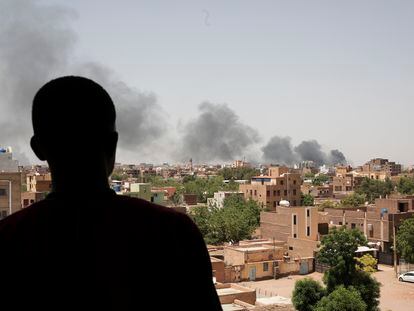 Nubes de humo en Jartum, que evidencian que la violencia perdura este sábado en las calles de la capital de Sudán.
