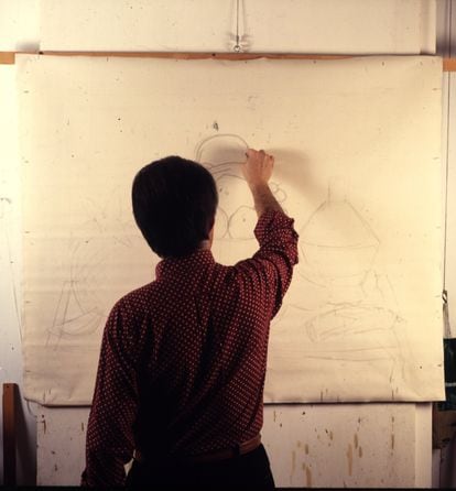 “Es una persona que empezó de la nada y que lo único que tenía claro era su vocación artística, su capacidad de trabajo, su pasión por lo que estaba haciendo. Todo eso le permitió salir adelante y nadar muchas veces contra las corrientes predominantes en el mundo del arte”, le definía en 2019 su hija Lina Botero. En la imagen, el artista en su estudio apartamento de Nueva York, en 1993.