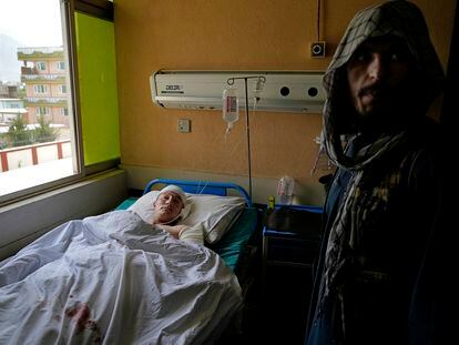 Un estudiante recibe tratamiento en un hospital tras la explosión de una bomba cerca de la escuela Abdulrahim Shahid en la ciudad de Kabul, Afganistán.
