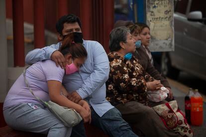 Familiares de un paciente esperan el reporte médico en la puerta de un hospital en Ciudad de México, el 23 de abril.