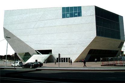 La Casa da Música de Oporto, recientemente terminada por Rem Koolhaas en la plaza de Boavista.

De arriba abajo y de izquierda a derecha: H. A. Maaskant, sede Provincial (&#39;s-Hertogenbosch, 1963-1971); Van der Broek y Bakema, Aula Magna (UT Delft, 1959-1966); Zaha Hadid, Centro de Ciencia (Wolfsburg, 2000-2005), y Mecanoo, Teatro-Palacio de Congresos (Lleida, 2005).
