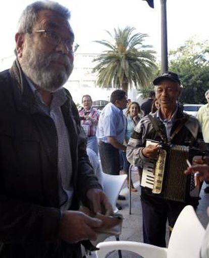 El secretario general de UGT, Cándido Méndez , a su llegada a la clausura del séptimo congreso del sindicato UGT-PV, que se celebra en Valencia.