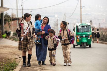 Alix, a la izquierda de la imagen, a la salida del colegio con su hermana Juliana, la segunda por la derecha, y sus vecinos.
