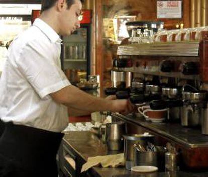Un camarero prepara varios cafés en una céntrica cafetería. EFE/Archivo