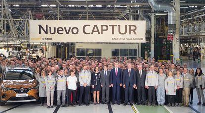 Visita del rey Felipe VI, a la fábrica de Renault de Valladolid, acompañado de José Vicente de los Mozos; de Alfonso Fernández Mañueco, presidente de Castilla y León y de la ministra de Industria, Comercio y Turismo, Reyes Maroto, en 2019.