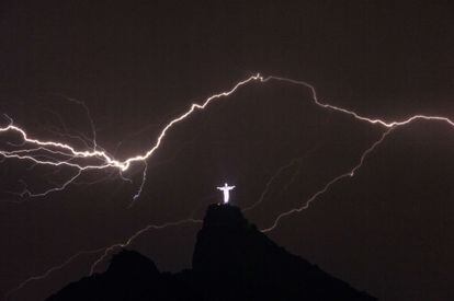 Los 38 metros del "Cristo Redentor" de Corcovado (Río de Janeiro, Brasil) parecen querer gobernar la relampagueante luz que surca el cielo.